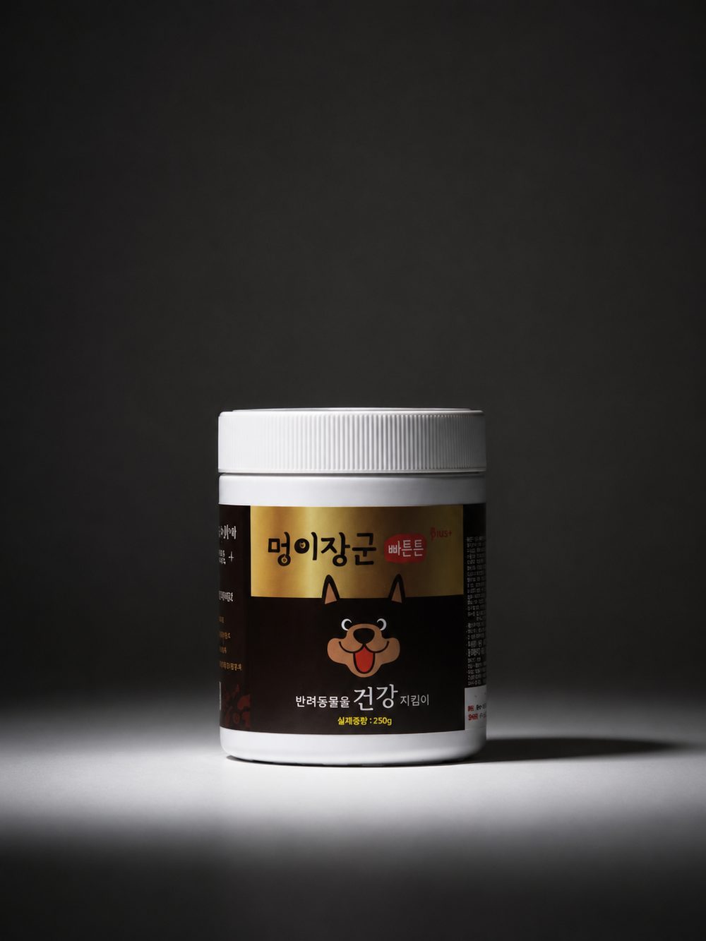 이전 패키지. 금색 띠와 붉은 낙관을 두른 원통형 용기의 멍이장군 뼈튼튼